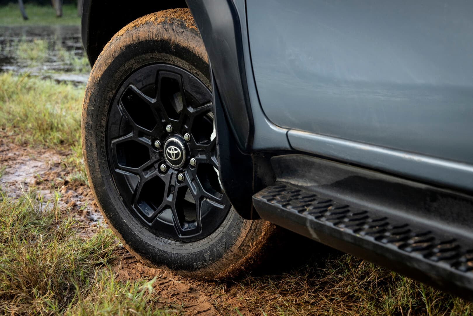 New-Generation Hilux alloy wheel and side step